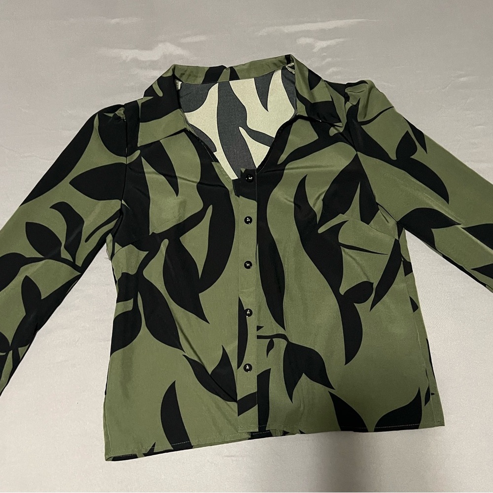 Green and Black SHEIN Leaf Print Blouse Size M